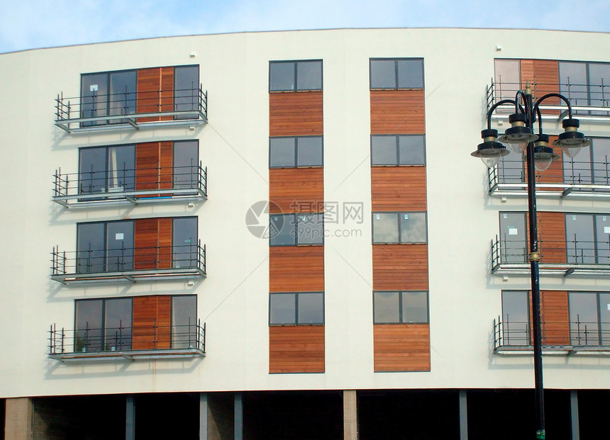 新的现代公寓楼蓝色家园阳台建筑学住宅住房城市建筑天空风景图片