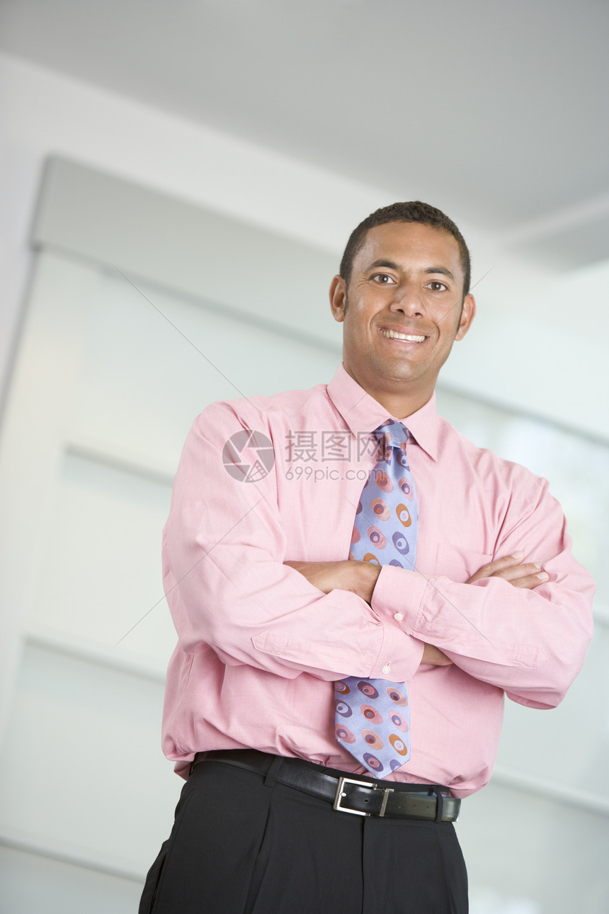 商务人士站在室内微笑着笑中年时间办公室相机男性生意人工作休息职场工人图片