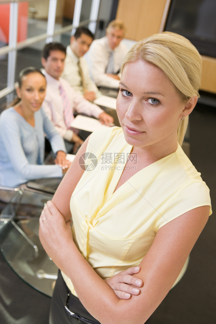 商业女商务人士 有四名商界人士 在Backkround的董事会议席上雇员男人同事生意人推介会办公室桌子主席常务女性图片