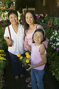 妇女为植物而购物成年人女儿们祖父孙女孙子孙辈眼神女孩们消费者孩子背景图片