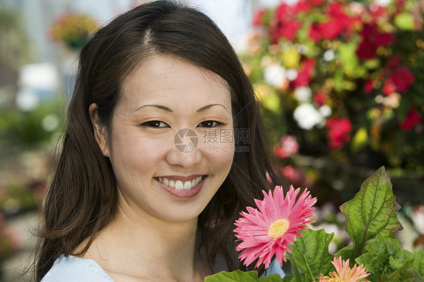 妇女持花成年人消费者决策中年人女性中年女士花朵眼神图片