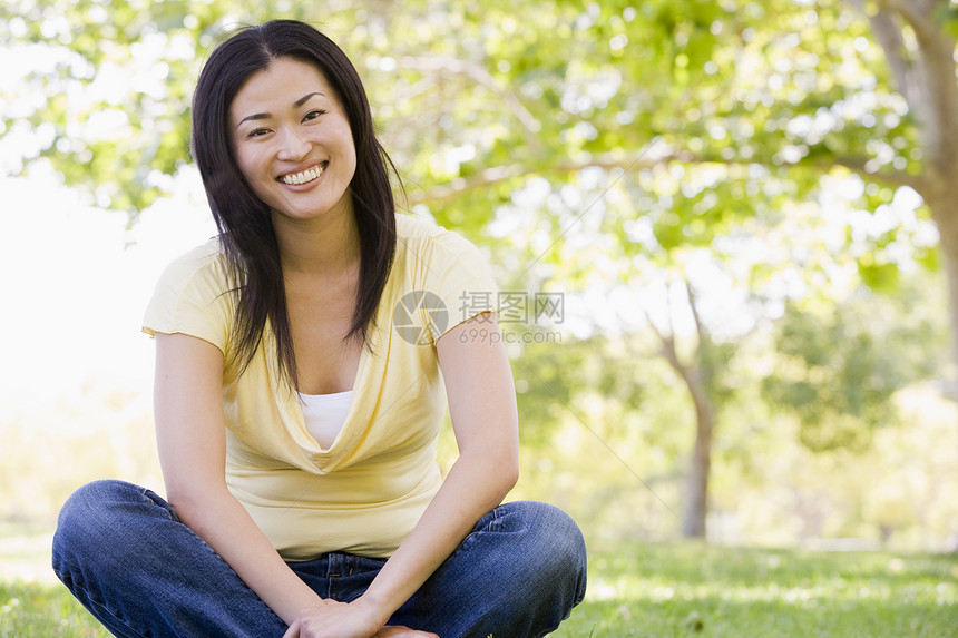 坐在户外的妇女微笑着公园水平农村享受相机女子女性图片