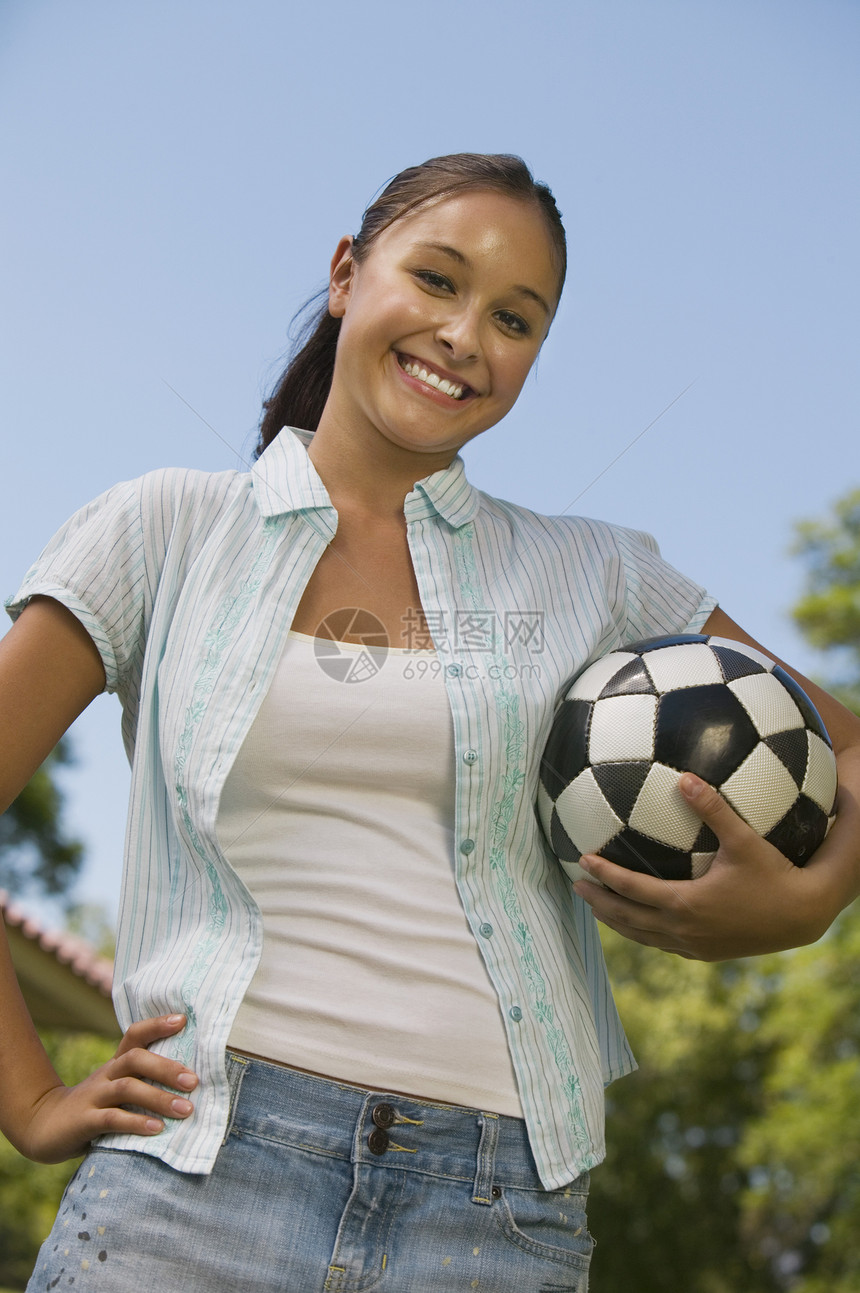 女青年足球选手能力成年人空闲眼神女士娱乐拉丁女性竞技装备图片