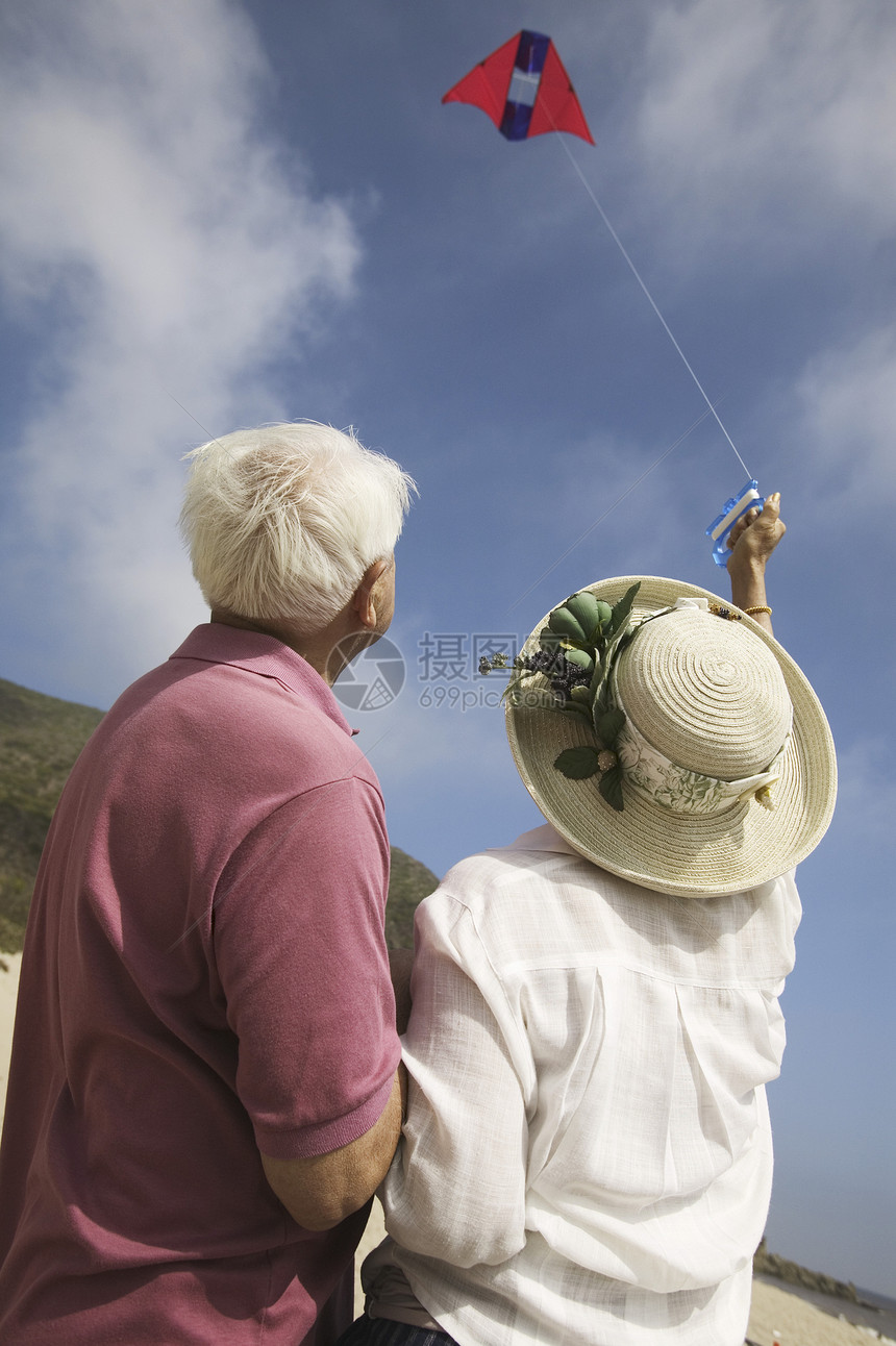 一起飞翔的情侣休闲时间闲暇成年人女士空闲妻子海岸海滩生活图片