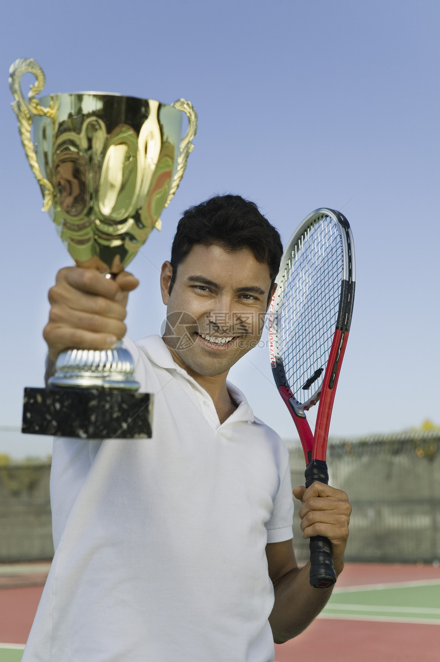 网球玩家持有奖杯装备成年人空闲吹牛成就自夸时间活动运动员运动图片