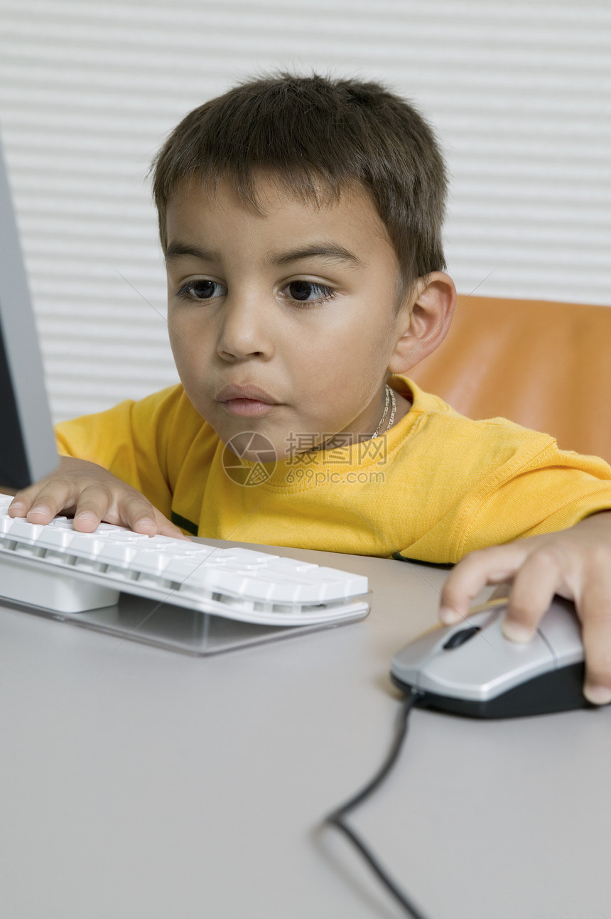 男孩使用计算机电脑兴趣技术孩子好奇心男孩们勾搭男生障碍专注图片