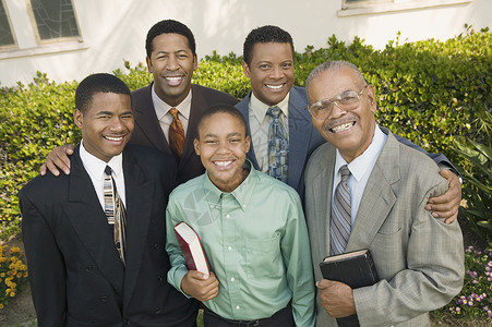 教会家庭男生男子中年人男人男士伙计们黑人半身中年青少年背景图片