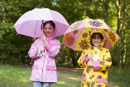 雨衣雨鞋线稿两个姐妹在雨雨中户外 带着雨伞微笑两个人孩子相机女孩雨鞋靴子庇护所姐姐塑料袋农村背景