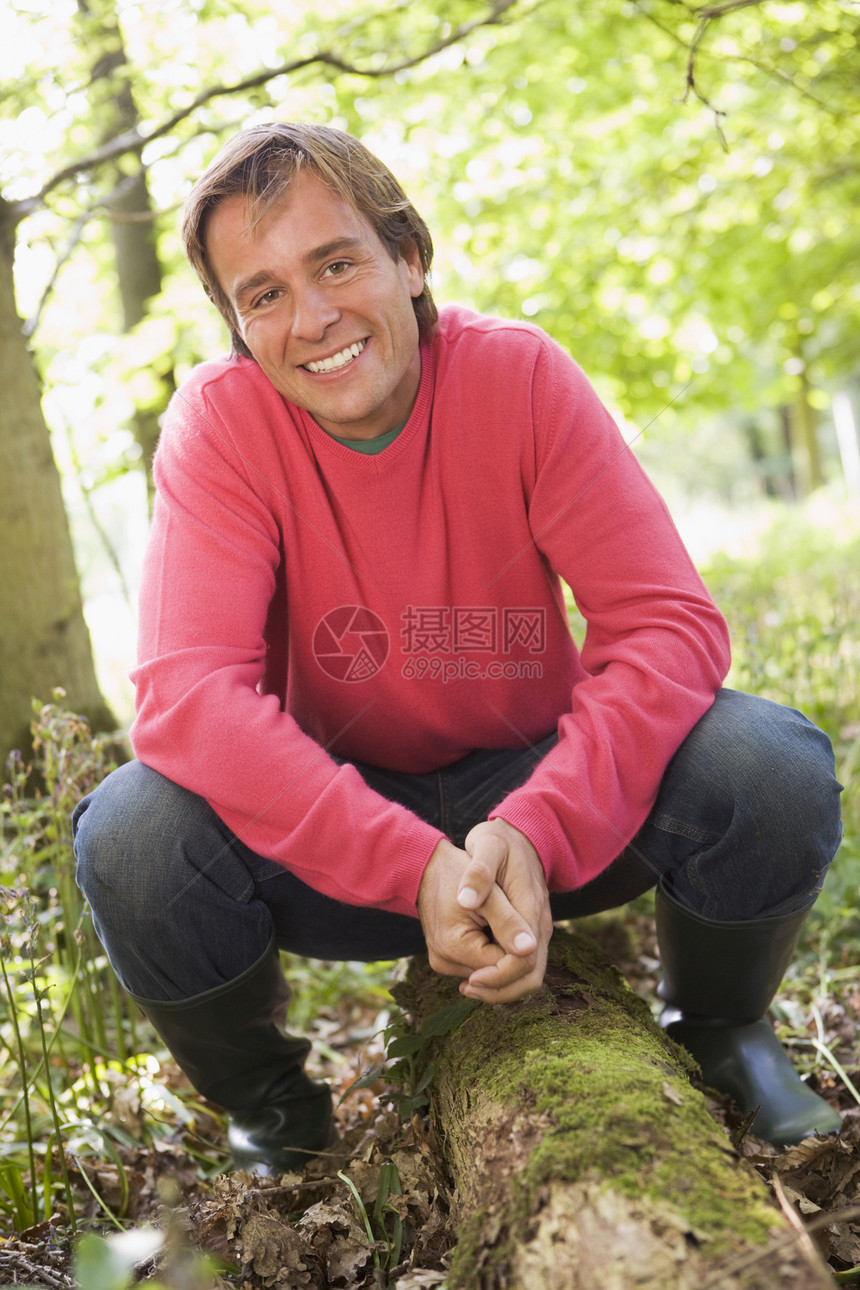 人户外 在树林里的人坐在木头上微笑图片