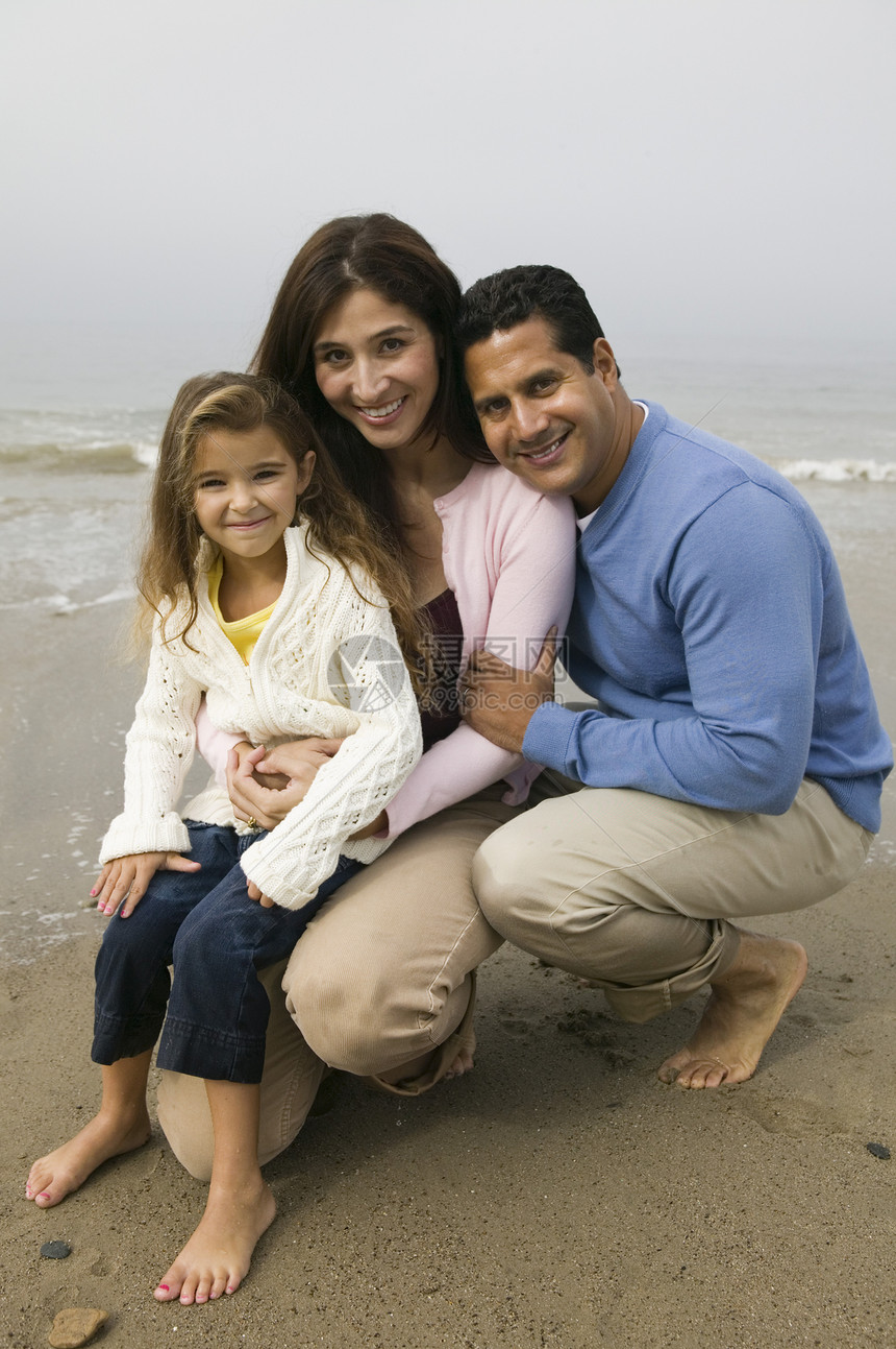 海滩上家庭团结在一起父亲成年人女性女孩们爸爸们群像伙计们父亲们孩子全身图片