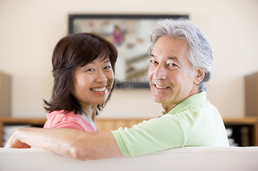 情侣在看电视微笑电视女士沙发技术妻子女性两个人家庭成人客厅图片