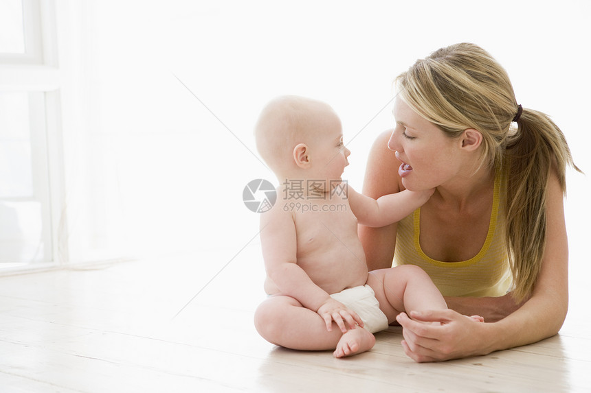 室内母亲和婴儿图片