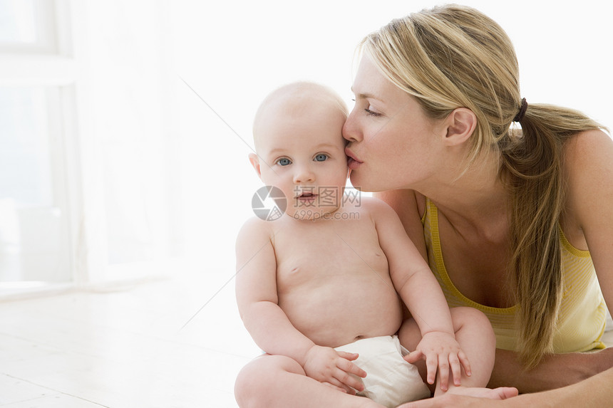 母亲在室内亲吻婴儿图片