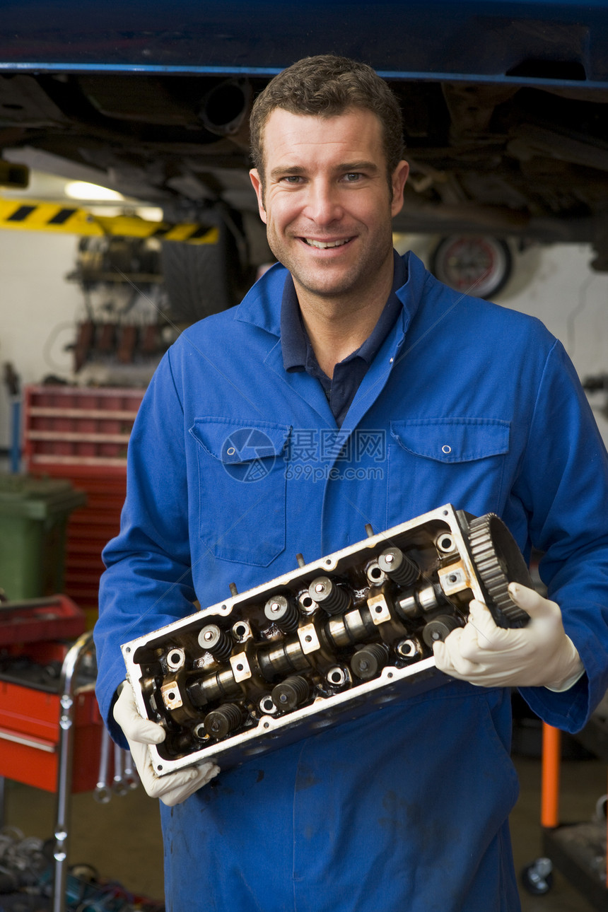 驾驶汽车部件的机械手微笑工具中年工作机械职业零售商贸易相机维修车辆图片