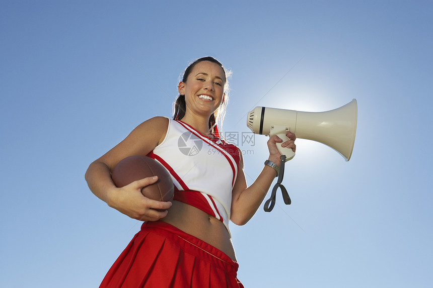 足球和Megaphone公司低角度女士活力半身背光人像女性腹部精力成年人图片