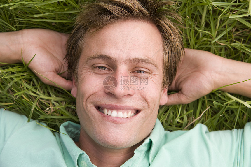 躺在草地上的人微笑着图片