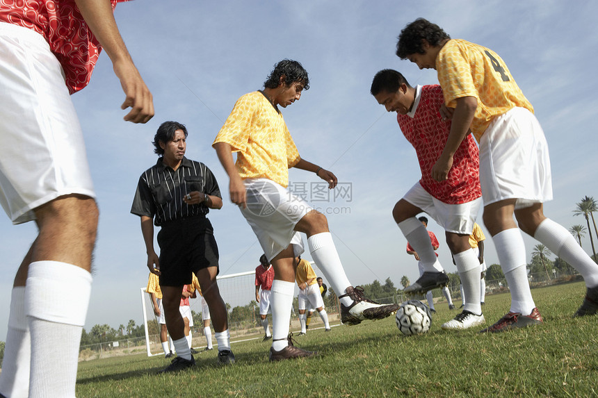 足球比赛游戏竞争球赛运动场伙计们足球队运动资质竞技运动员成年人图片