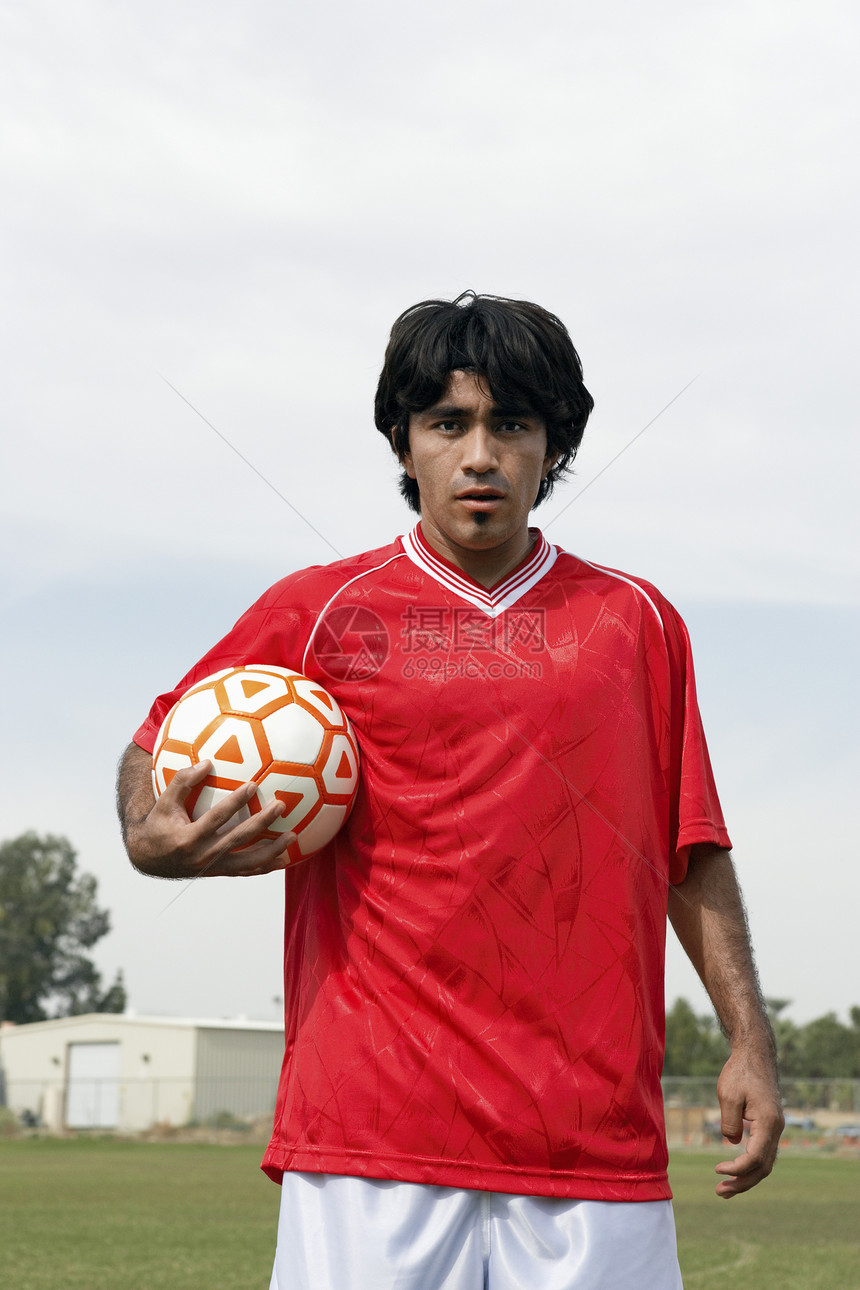 足球选手拿着球眼神制服混血儿男士混合运动装备种族混血成年人图片