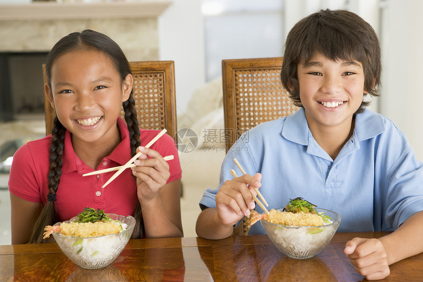 两个小孩在饭厅吃中国菜 笑着笑着姐姐家庭男生青春期兄弟姐妹孩子们食品美食享受外卖图片