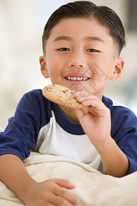 吃饼干的男孩吃零食白天高清图片