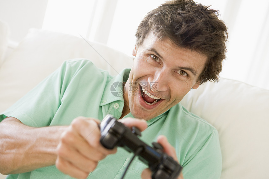 在客厅里玩游戏的人笑着俏皮电脑游戏游戏机游戏电子游戏娱乐手柄视频水平技术图片