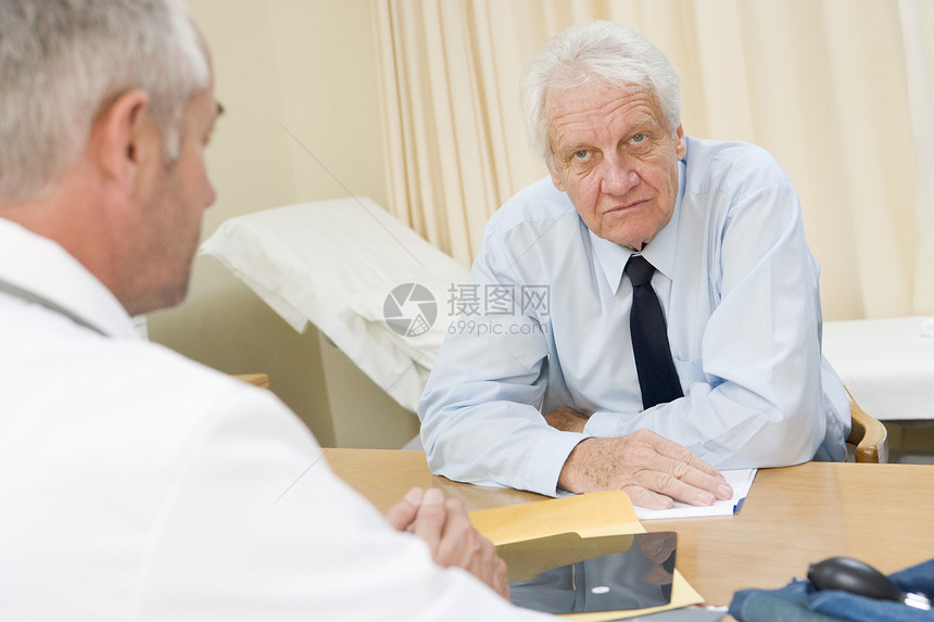 医生办公室里的男人都皱着眉头老年病人诊所博士外科顾问医学病历手术两个人图片