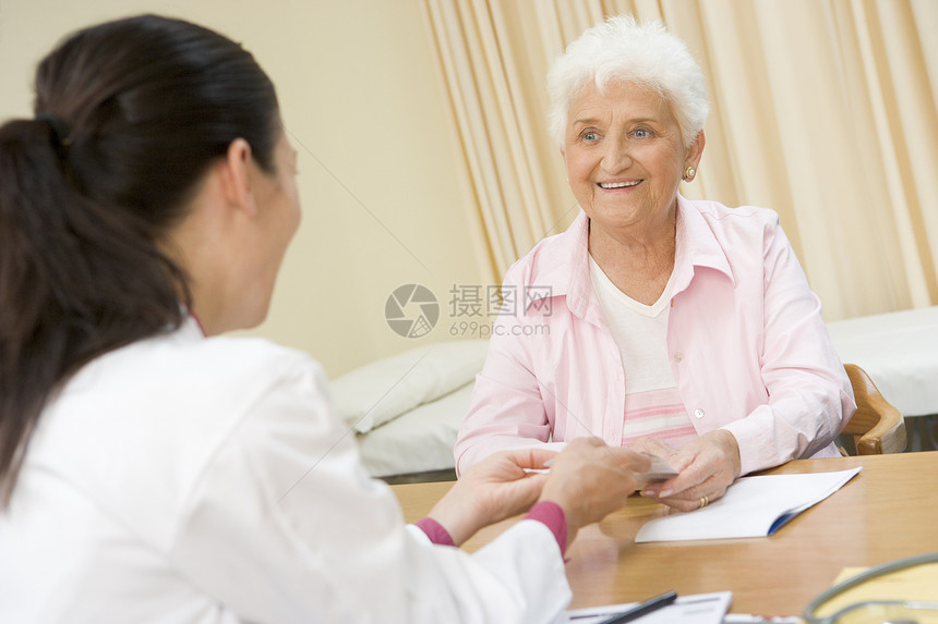 医生办公室里的女人微笑着医学保健处方退休外科医疗女性水平卫生诊所图片