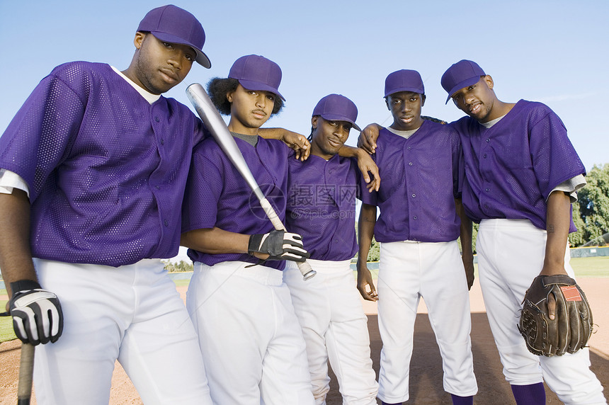 棒球队队员在游戏前玩球图片