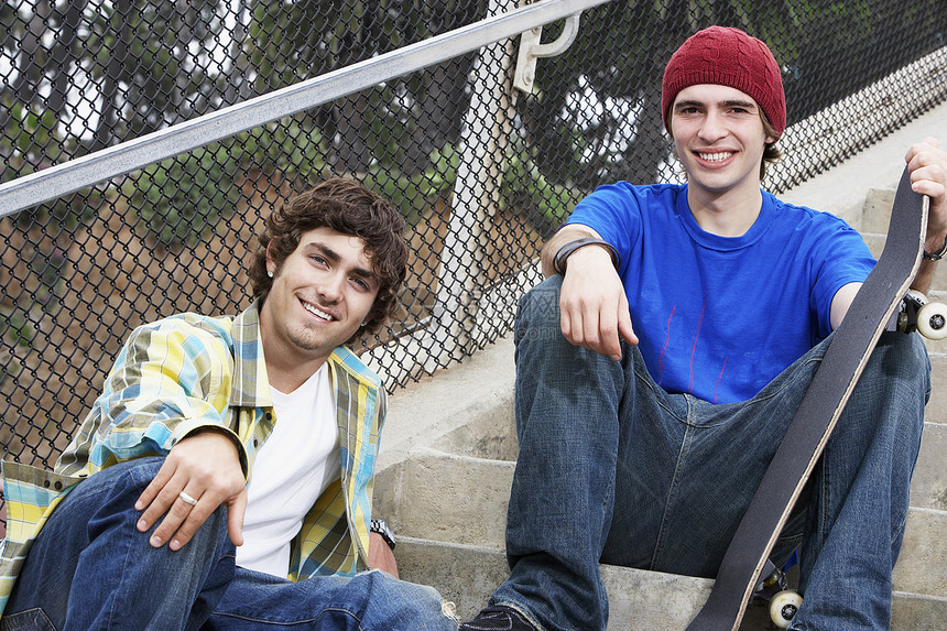 年轻的滑板青年乐趣器材眼神成年人男人摄影装备溜冰者友谊朋友们图片