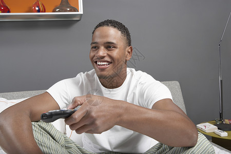 观看电视日常生活成年人种族表情非裔活动场景黑人伙计们时间背景图片