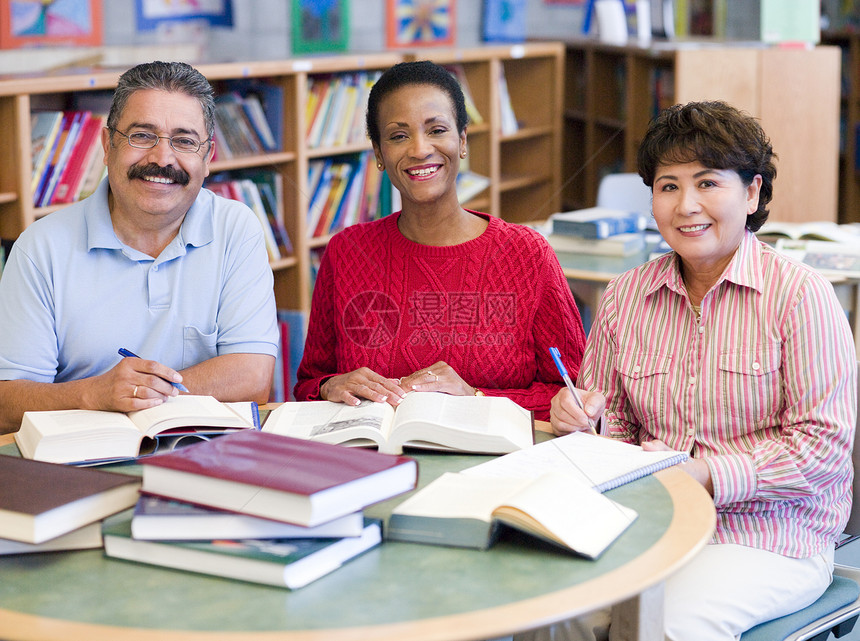 在图书馆学习的成熟学生人数教育班级水平图书团体男人女性种族微笑成年人图片
