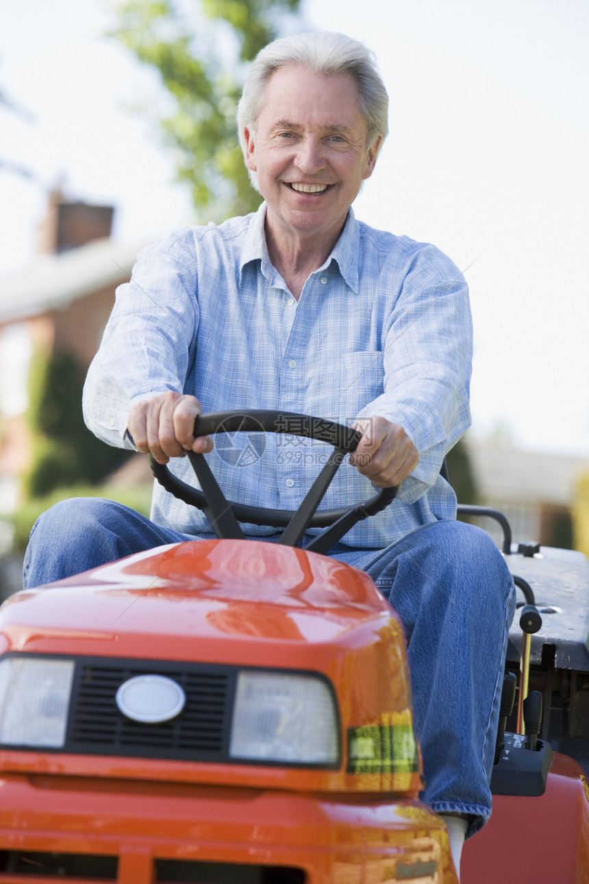 户外男子驾驶的剪草机微笑草地割草机男性后院园艺花园退休图片