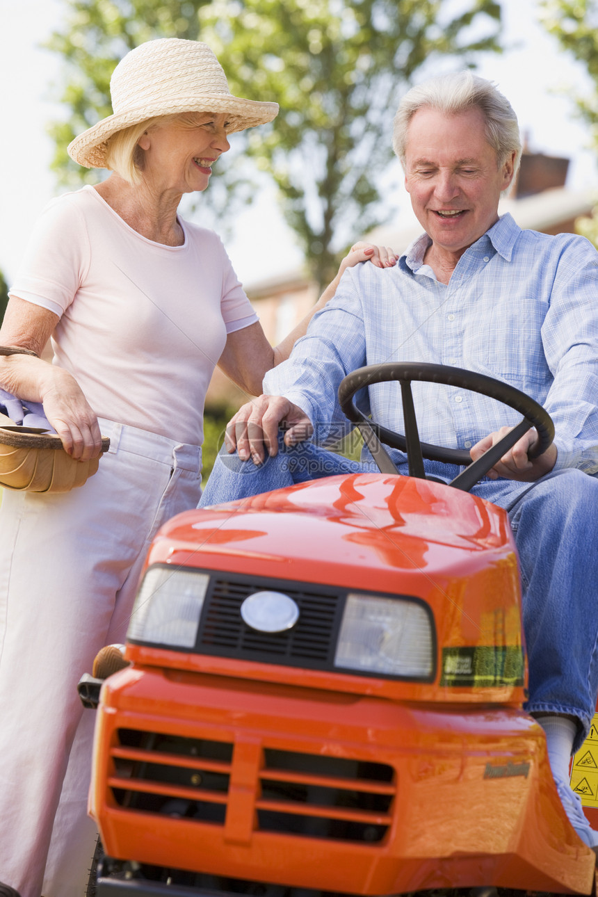 一对夫妇户外 有工具 和割草机微笑花园草地退休后院驾驶园艺男性男人女士女性图片