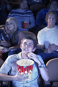 在电影剧场吃爆米花的人高清图片