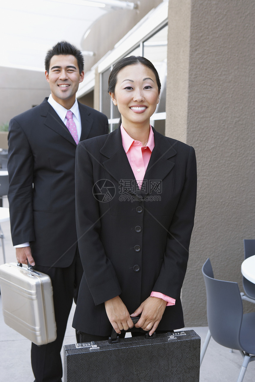 女商务人士和商务人士眼神人士人像公文包女性商界半身生意人伙计们商务图片