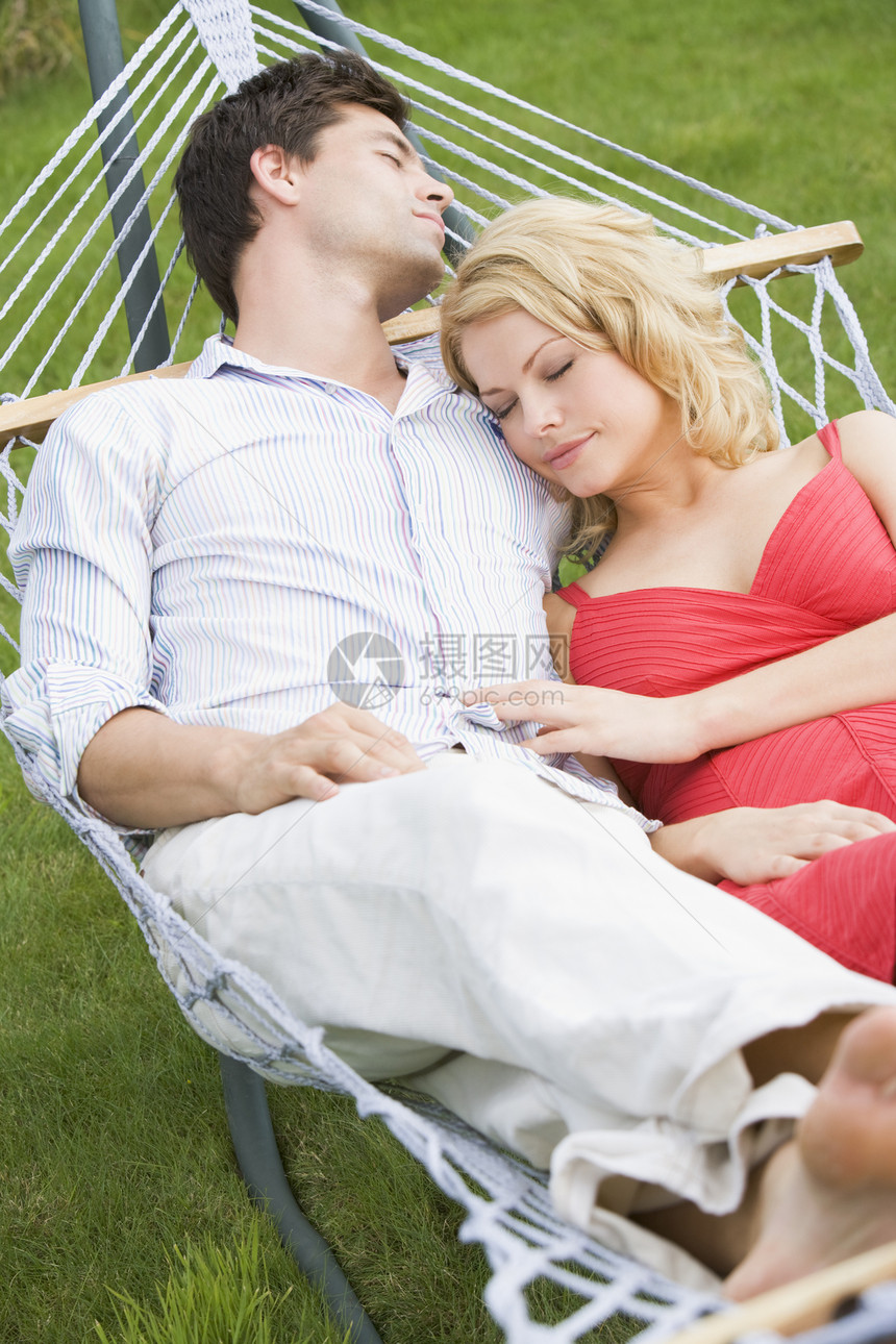 睡在吊床上的情侣男性男人女士长度两个人微笑后院花园妻子丈夫图片