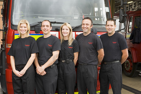 消防员站在消防机旁边的纵火者肖像男人好榜样女性团队水平情况中年人同事消防车英雄背景图片