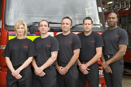 消防员站在消防机旁边的纵火者肖像微笑男人女性英雄消防车中年人情况好榜样消防队员中年背景图片