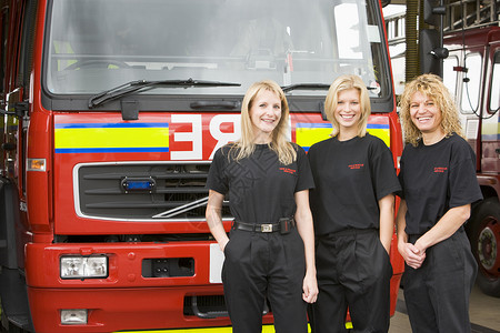 消防员站在消防机旁边的纵火者肖像团队消防车同事三个人消防合作好榜样伙伴英雄水平背景图片