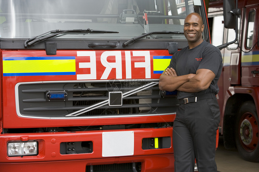 一名消防员站在消防机旁边的肖像水平消防中年男人消防车英雄消防队员服务男性好榜样图片