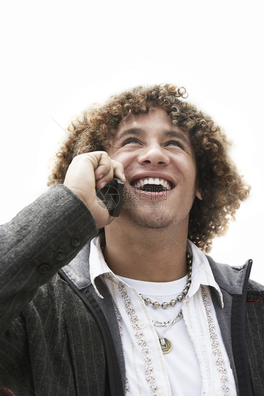 男人在手机上聊天细胞呼唤对话访问沟通快乐混血儿卷发移动电话障碍图片