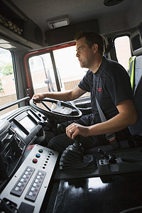 消防员在前往紧急现场的路上好榜样中年人电话英雄车辆消防车服务职业回应消防队员背景图片