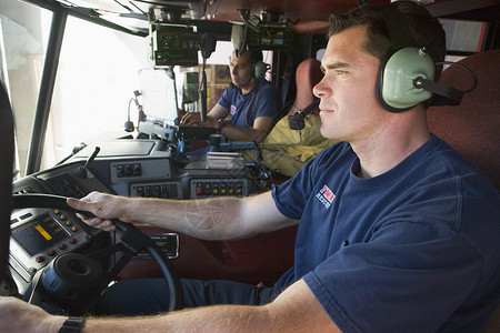 驾驶消防车的消防员司机男人英雄耳机好榜样两个人水平消防成人服务背景图片