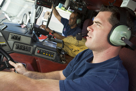 驾驶消防车的消防员情况两个人好榜样英雄男人成人司机水平消防电话背景图片