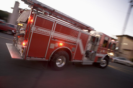 紧急呼叫消防车在街上行驶街道回应紧迫感服务消防情况车辆电话运动红色背景
