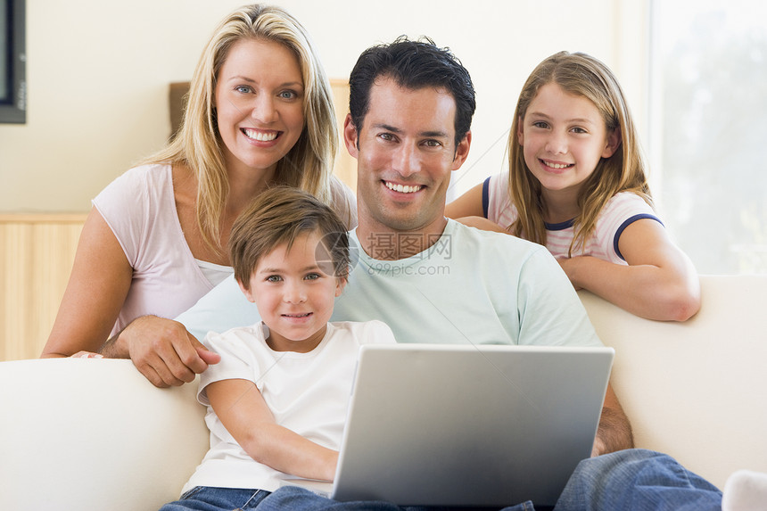 家庭在起居室 膝上型电脑微笑作业冲浪丈夫帮助父母四个人笔记本父亲中年技术图片