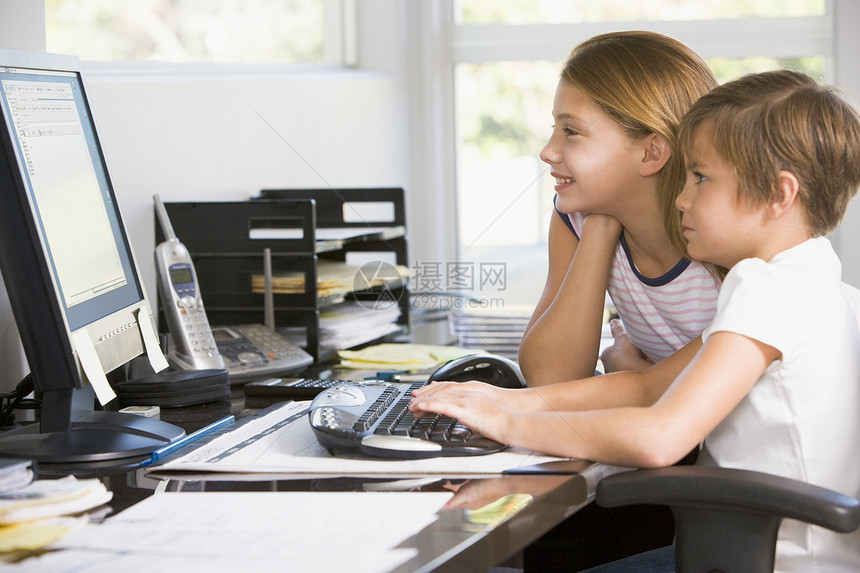 家中办公室的男女年轻女孩 电脑微笑着笑着冲浪帮助水平两个人女孩们家庭作业家庭女性技术孩子图片