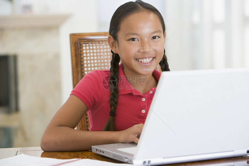餐厅里带着笔记本电脑的年轻女孩微笑着客厅水平冲浪孩子们女性休息室监督技术互联网相机图片