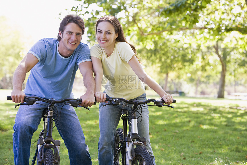 一对在户外骑自行车的夫妇微笑着享受骑术妻子丈夫农村女子公园两个人女士女性图片