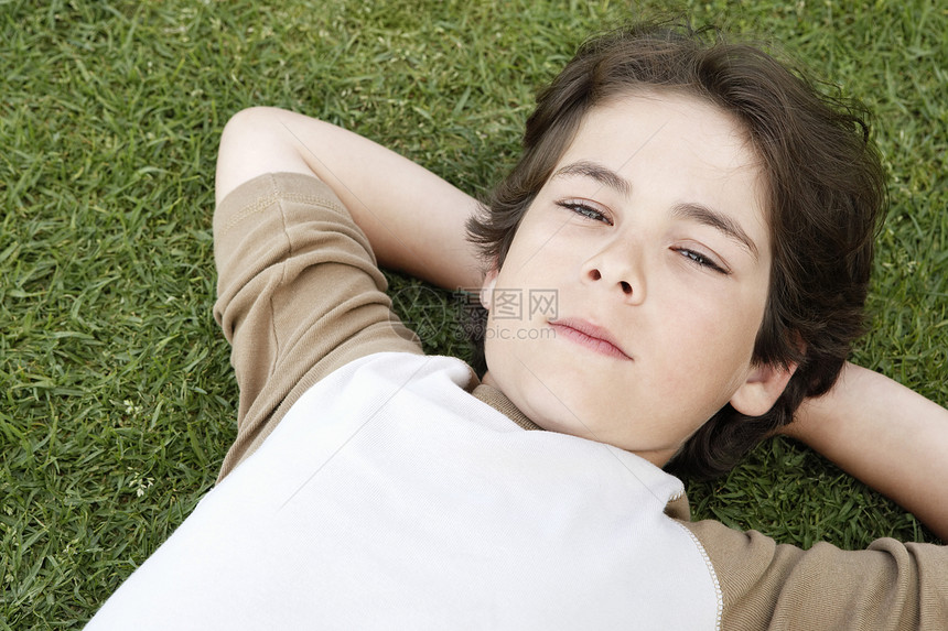 小男孩躺在草地上摄影肩膀头部孩子们眼神男性说谎男孩们肖像男孩图片